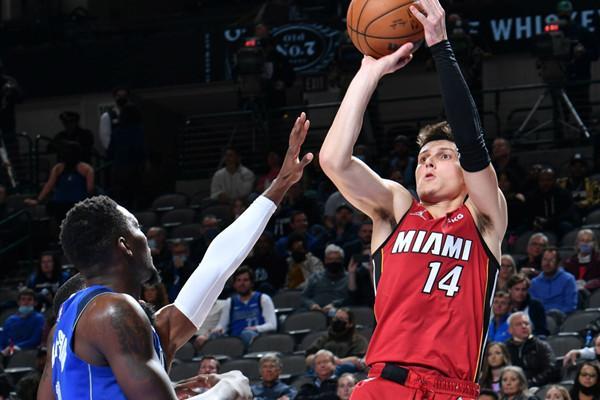 他都显得游 他都显得游